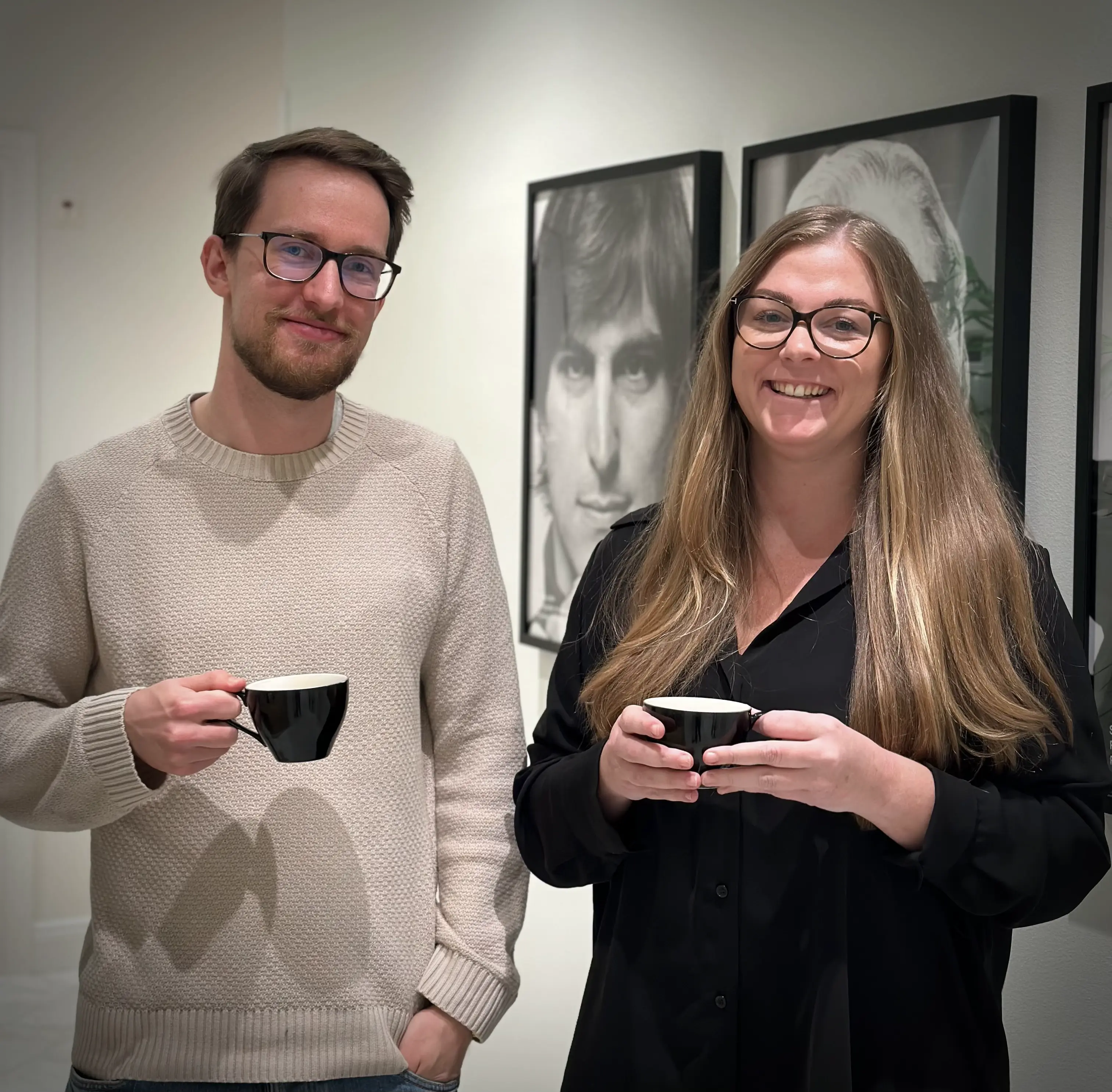 Emil och Johanna på Compileits kontor med varsin kaffekopp i handen