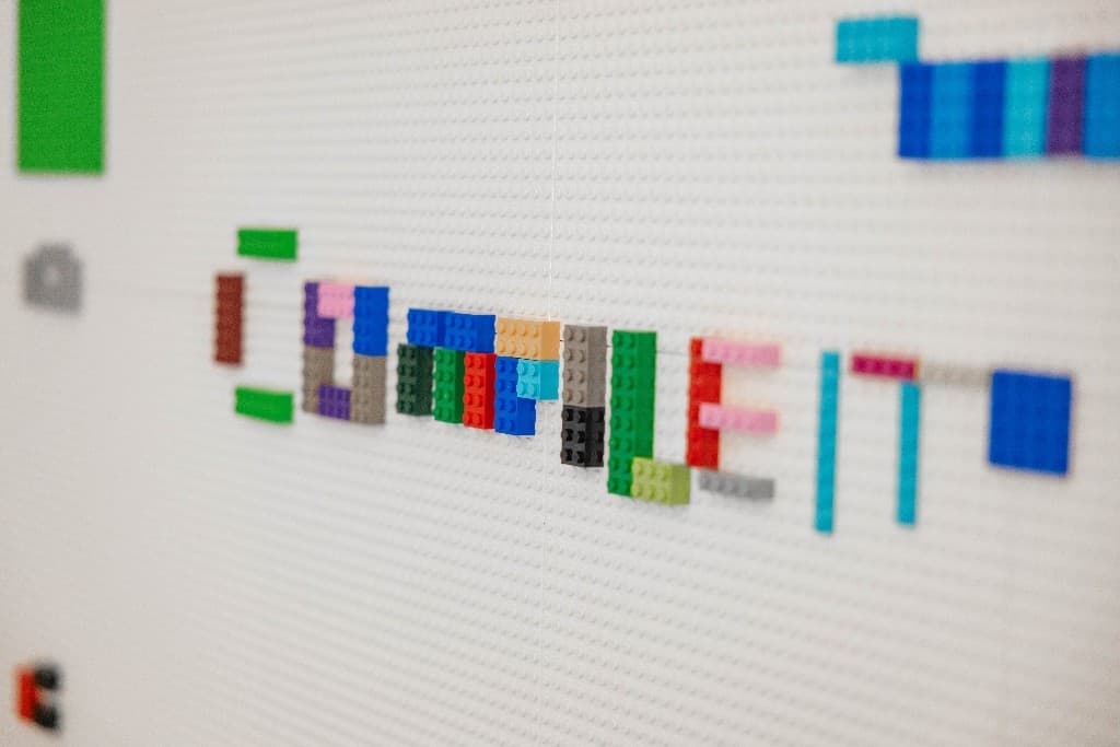 Färgglada legobitar som illustrerar byggande och utveckling