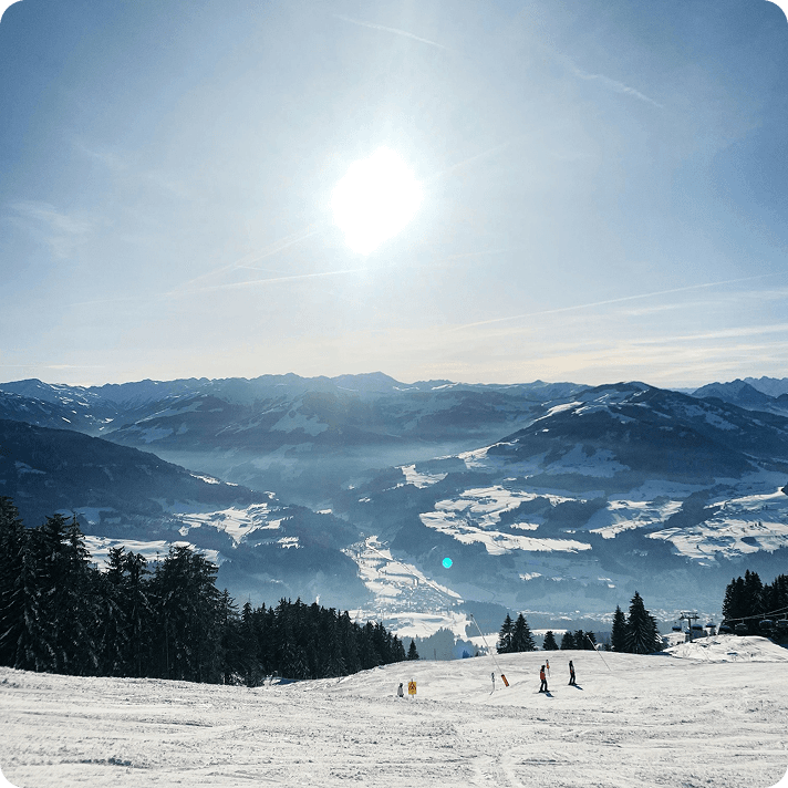 Ett bergslandskap med skidåkare