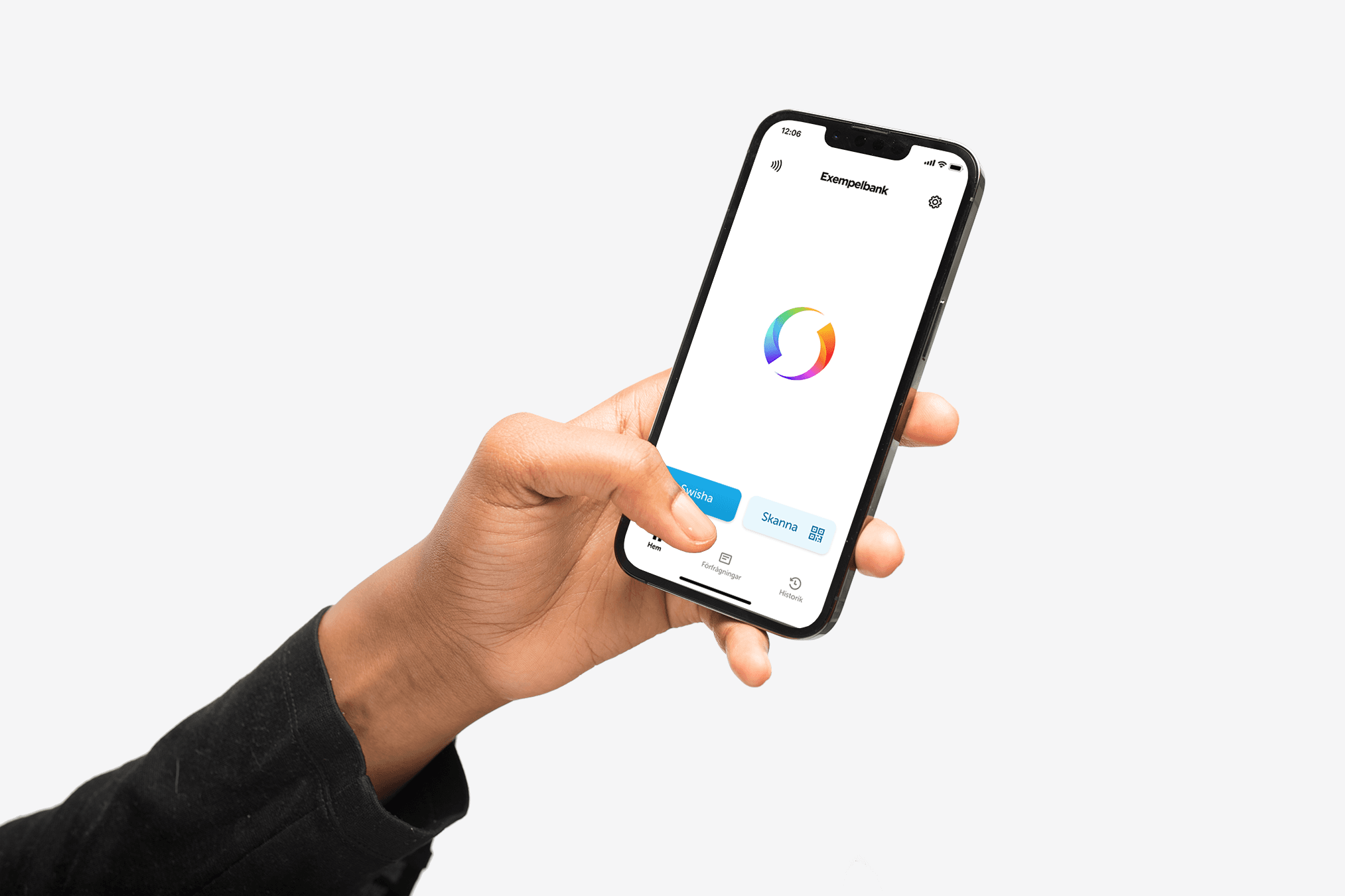 Hand som håller en mobil med Swish-appen öppen
