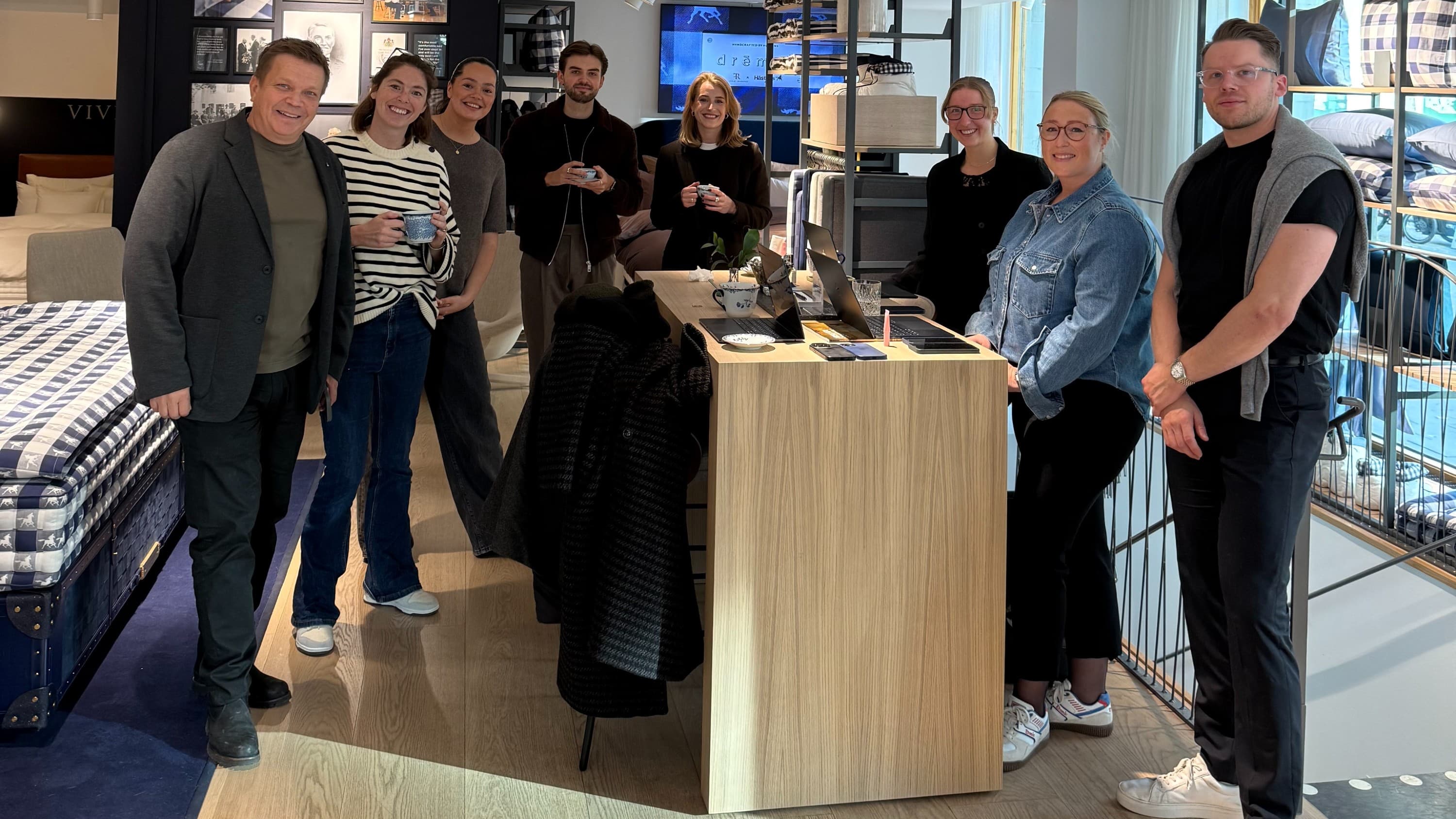 De närvarande vid lanseringen av Tap to Pay ler mot kameran i Hästens butik på Birger Jarlsgatan, nöjda med sin lansering.